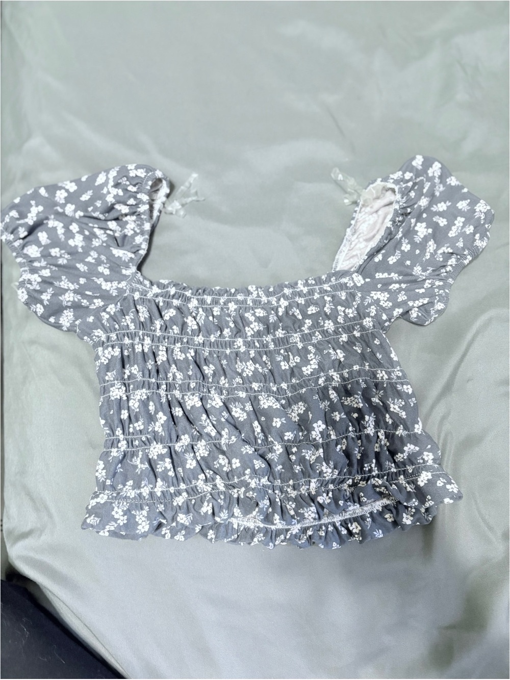 Ardene Gray Floral Smocked Puff-Sleeve Crop Top